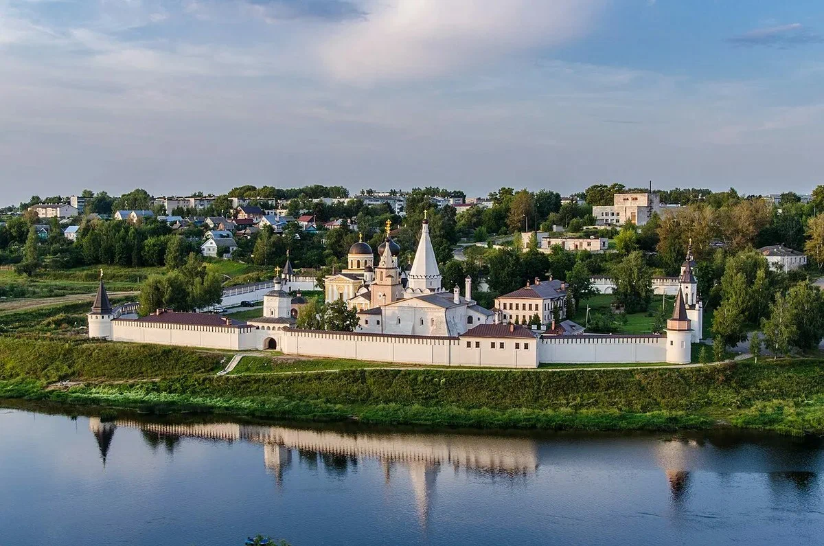 Старица и высокий берег Волги
