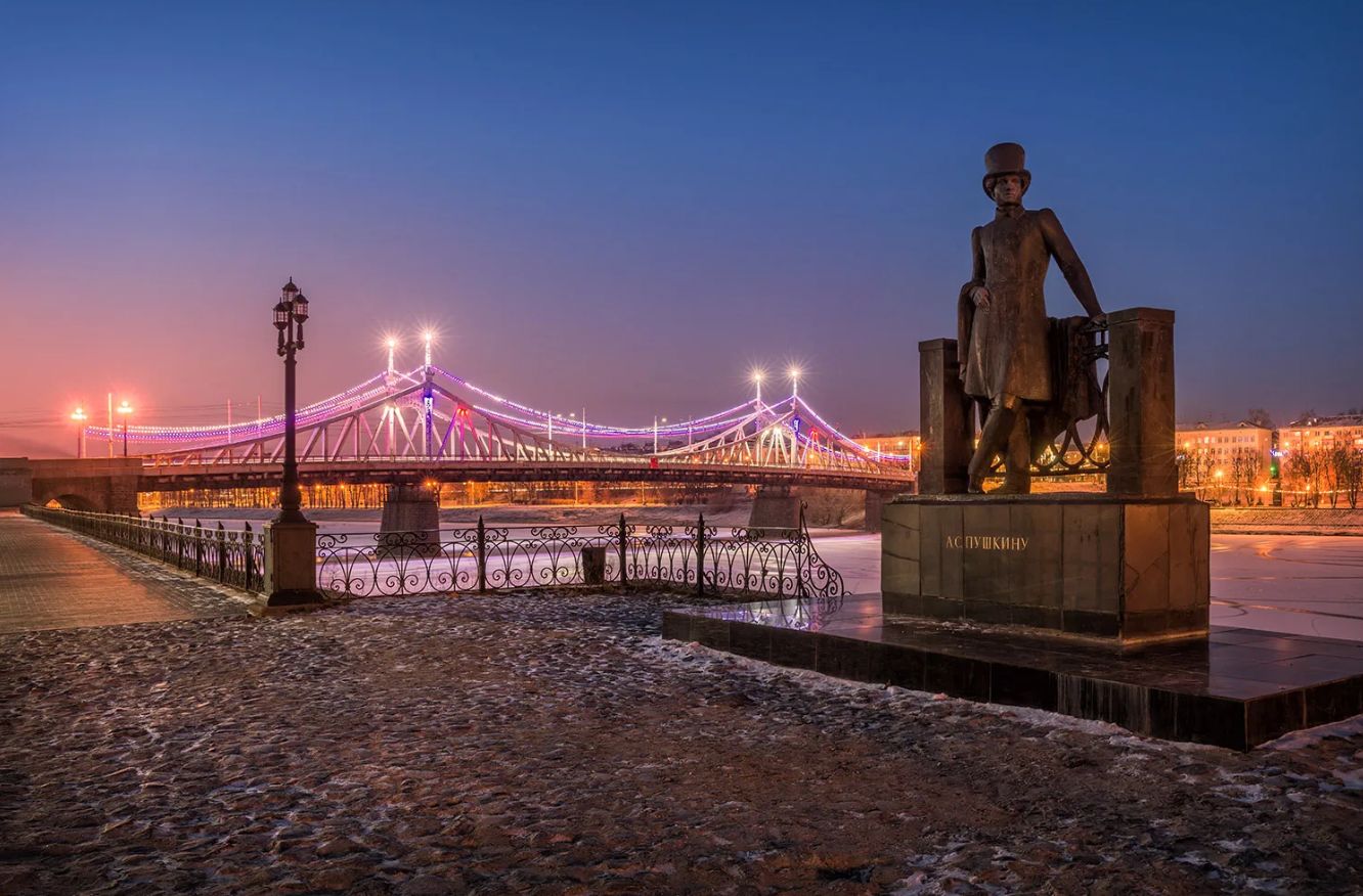Староволжский мост и памятник Пушкину в Твери